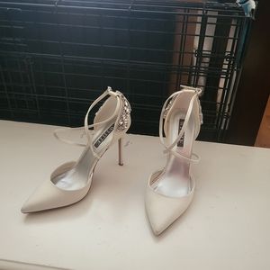 VERA WANG WHITE HEELS WITH BEAUTIFUL STONES SIZE 10